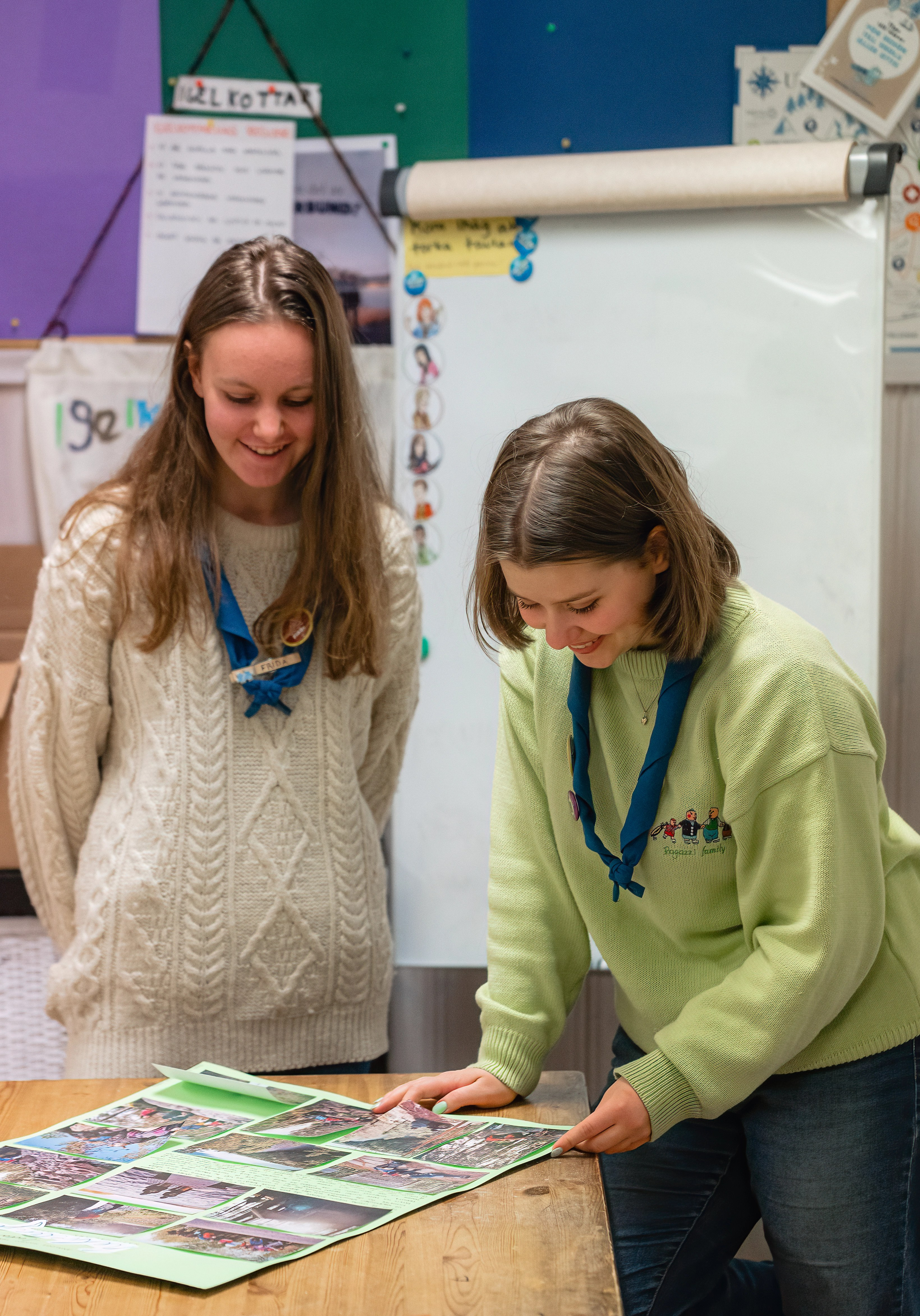 Frida och Elina tittar på gamla foton